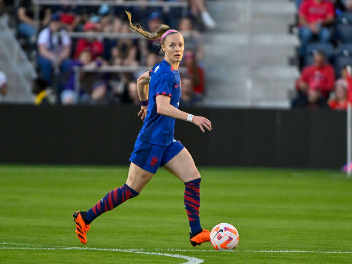U.S. women's national team defender Becky Sauerbrunn controls the ball in a game against Ireland.